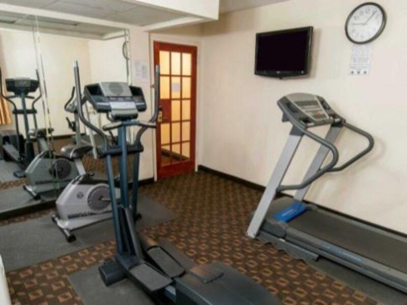 Quality Inn Ийстън Екстериор снимка