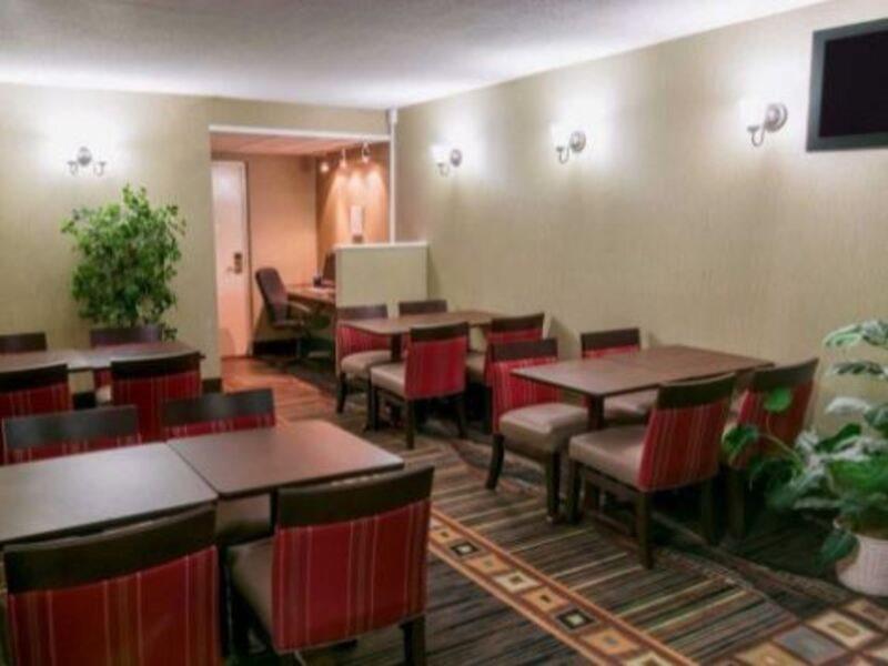 Quality Inn Ийстън Екстериор снимка