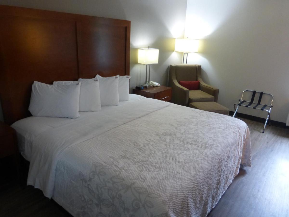 Quality Inn Ийстън Екстериор снимка