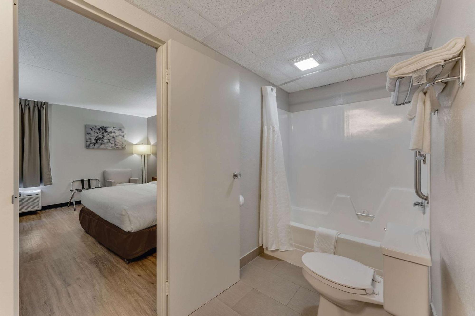 Quality Inn Ийстън Екстериор снимка