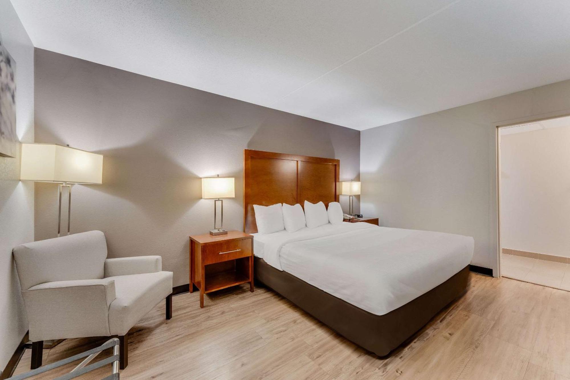 Quality Inn Ийстън Екстериор снимка