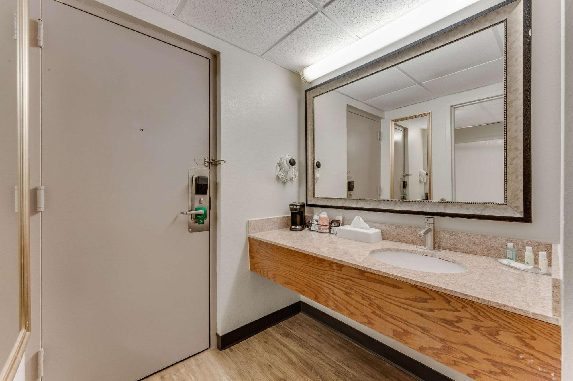 Quality Inn Ийстън Екстериор снимка
