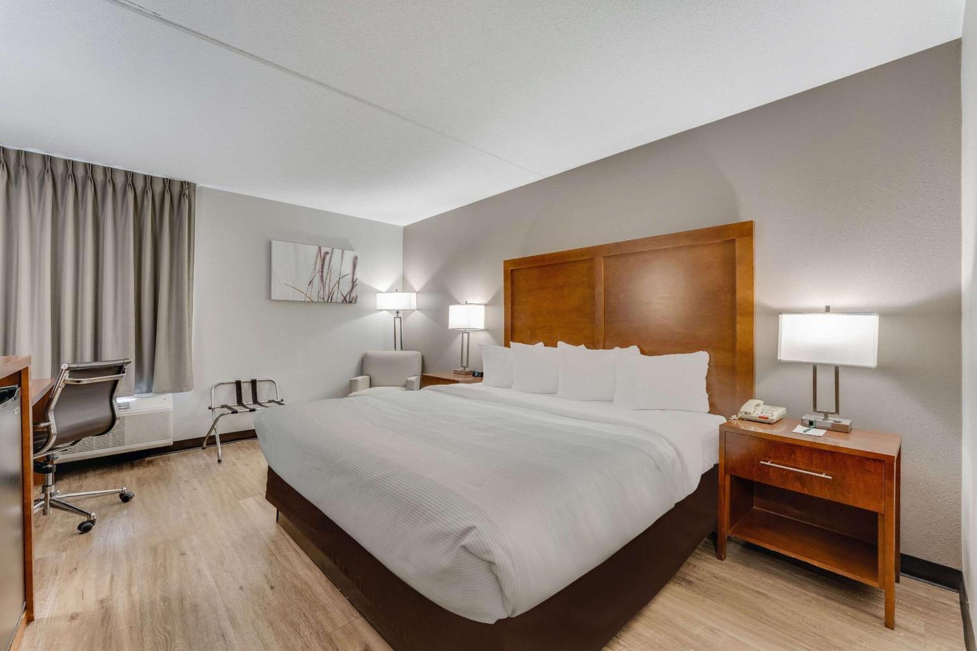 Quality Inn Ийстън Екстериор снимка