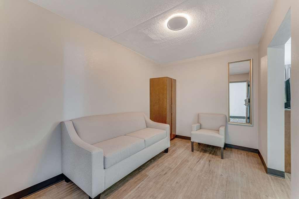 Quality Inn Ийстън Стая снимка