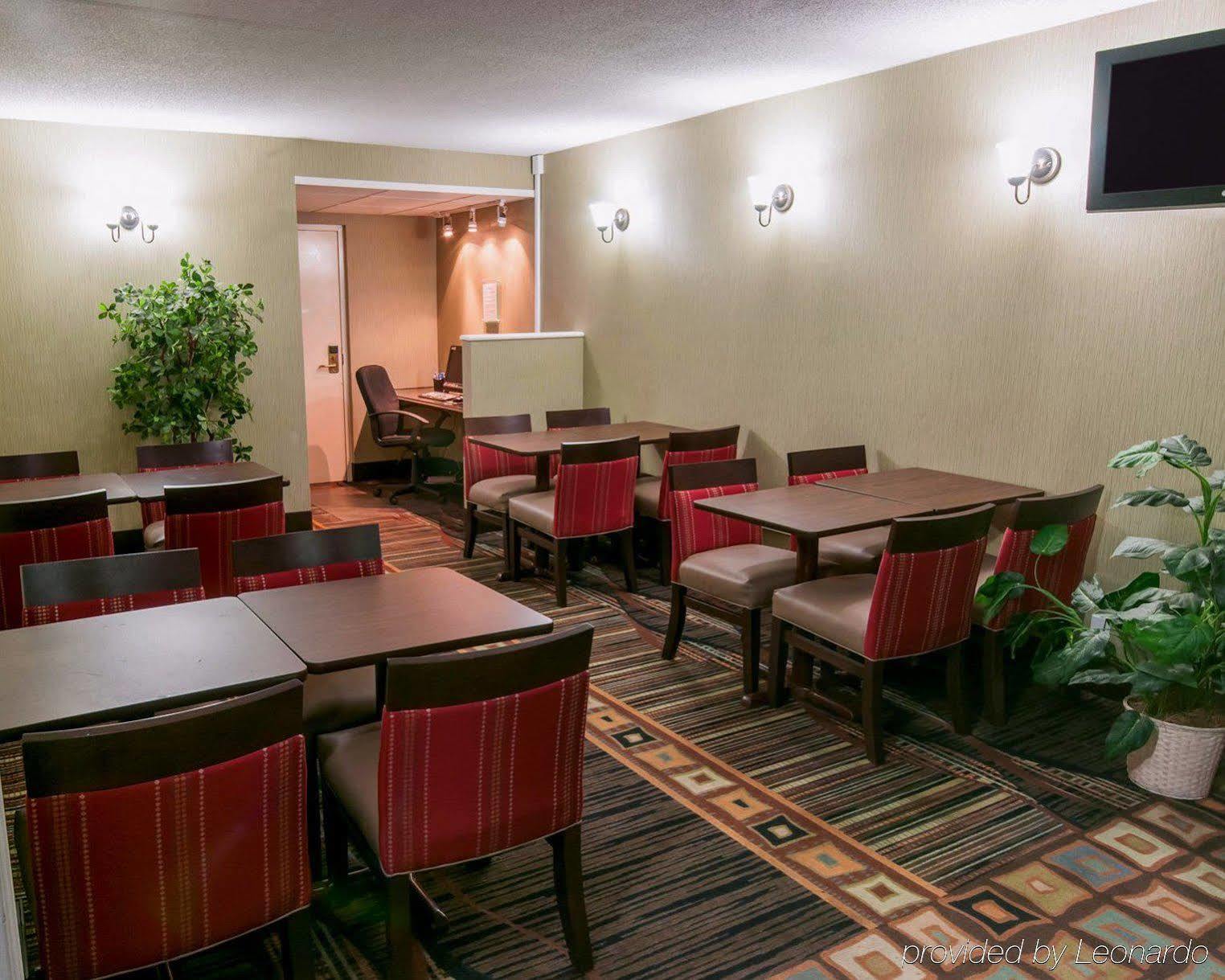 Quality Inn Ийстън Екстериор снимка