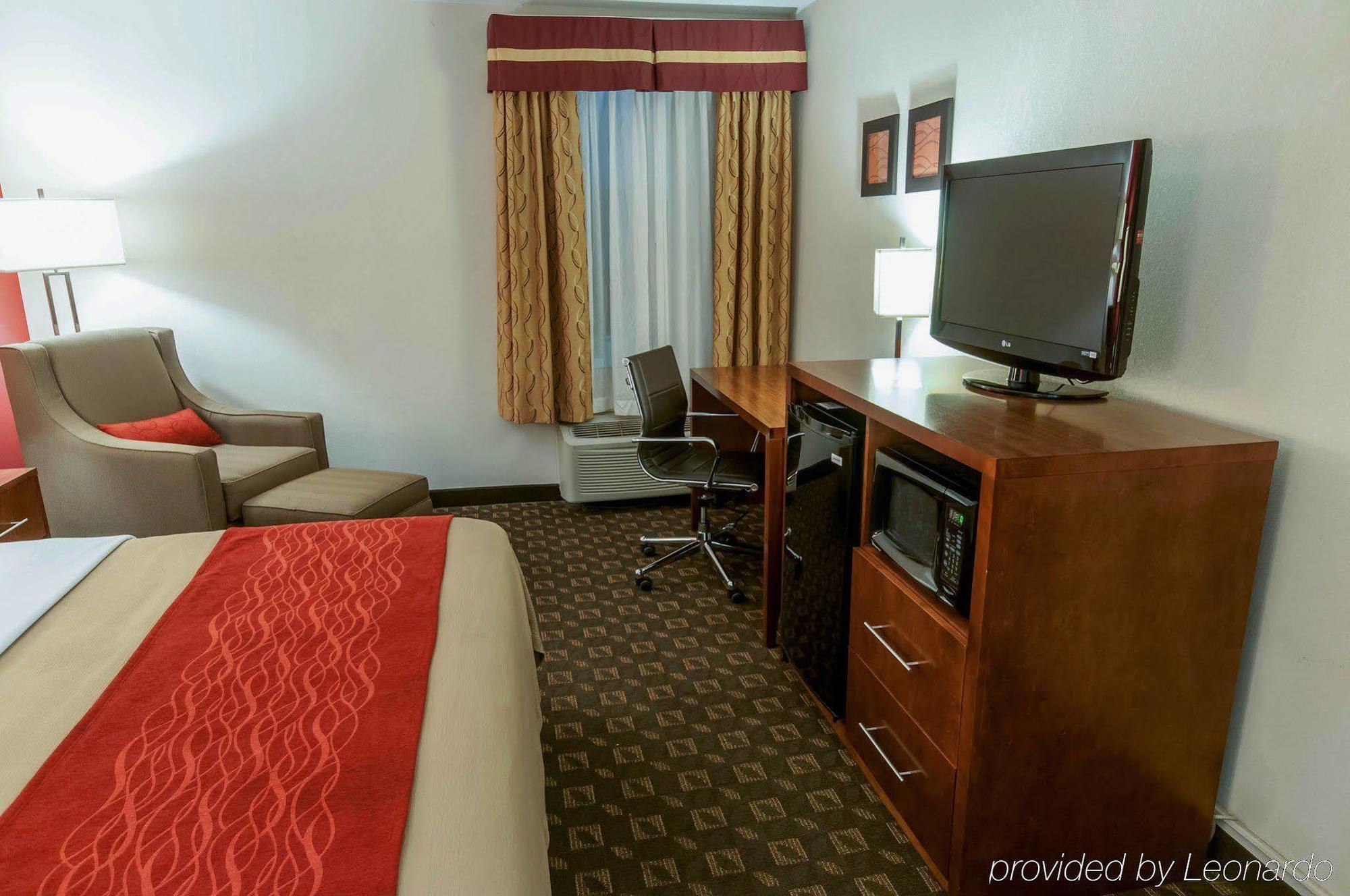 Quality Inn Ийстън Екстериор снимка