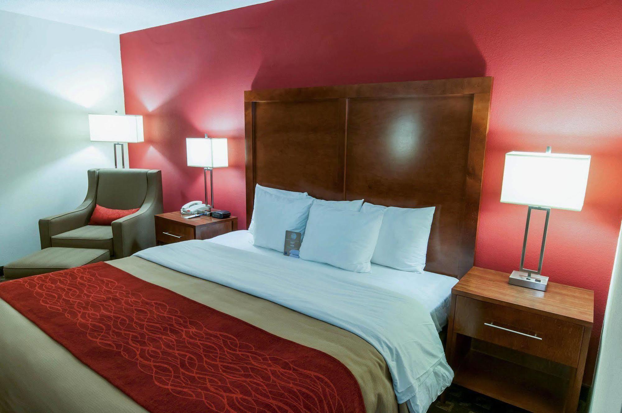 Quality Inn Ийстън Екстериор снимка
