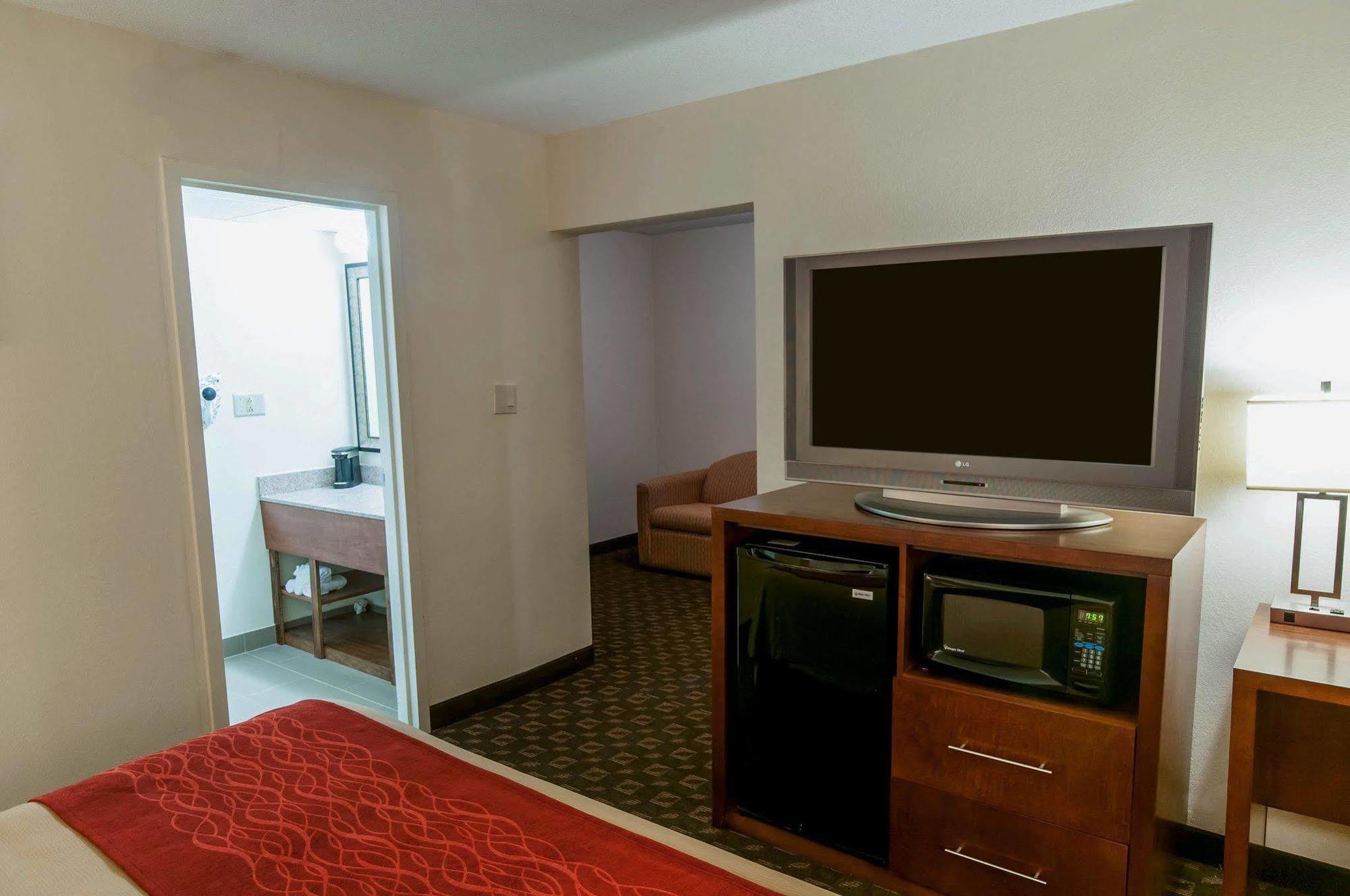 Quality Inn Ийстън Екстериор снимка
